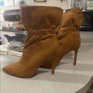 New Women's EXPRESS Tan Suede ANKLE Boots
